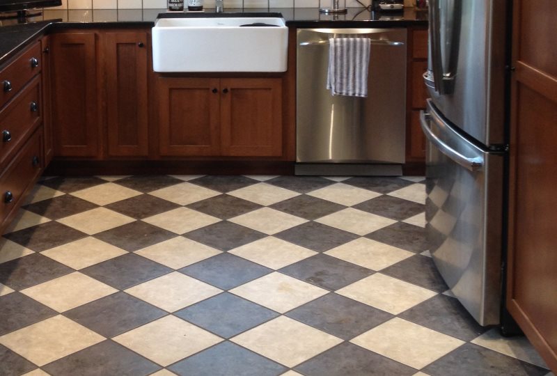 Диагональная укладка плитки на полу маленькой кухни