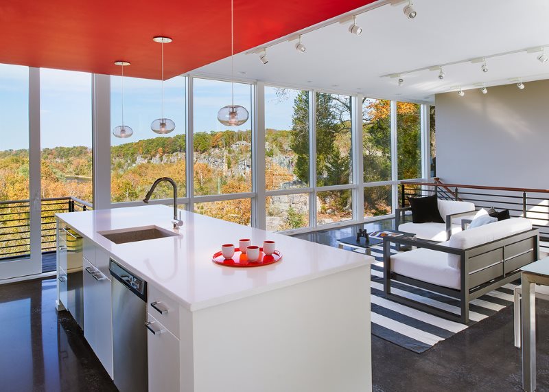 Зонирование кухни-гостиной красным потолком