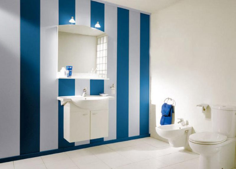 Чередование синих и белых пластиковых панелей в интерьере ванной