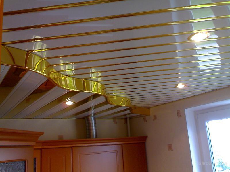 Реечный потолок в два уровня на кухне городской квартиры
