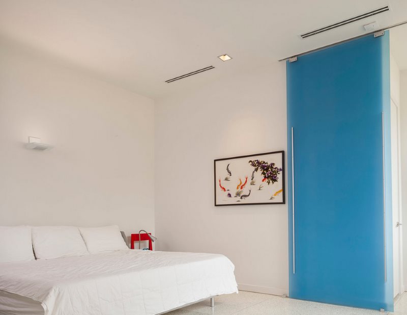 Голубая раздвижная дверь в интерьере спальни