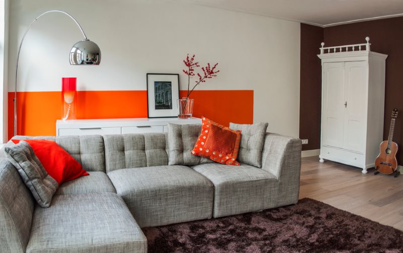 Акценты оранжевого цвета в современной гостиной