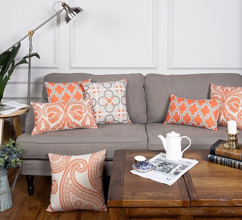 Серый диван с подушками яркой расцветки
