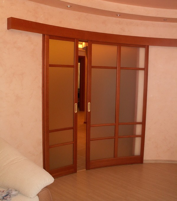 Раздвижная дверь радиусного типа со вставками из стекла