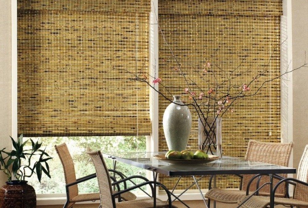 Бамбуковые шторы на окнах обеденной зоны кухни