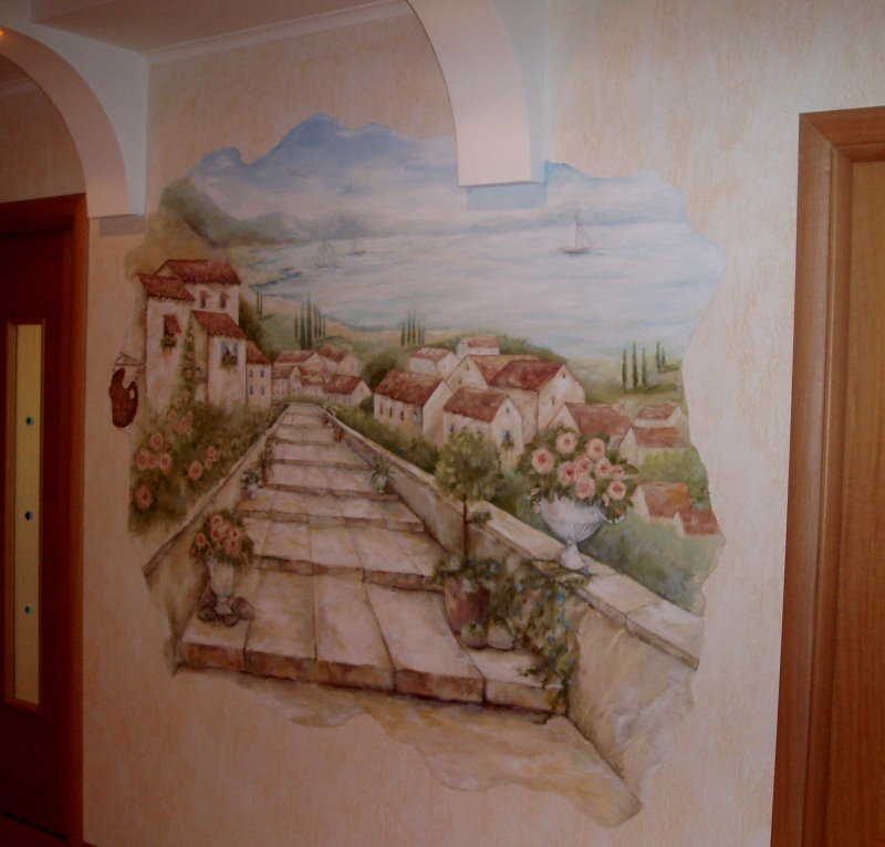 Изображение старинной улочки на стене в коридоре квартиры