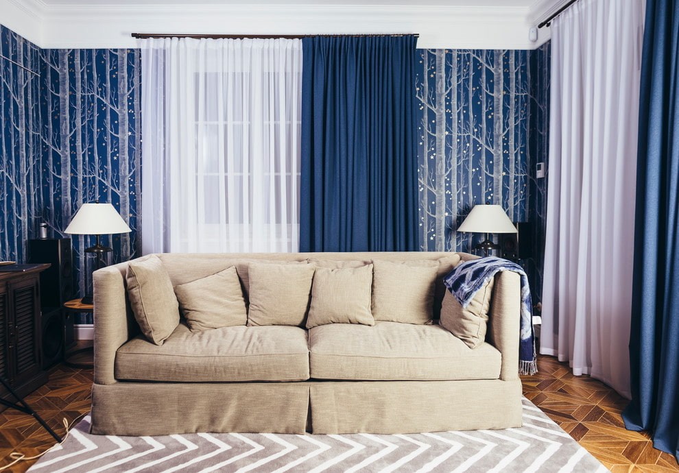 Плотные гардины синего цвета в гостиной с диваном
