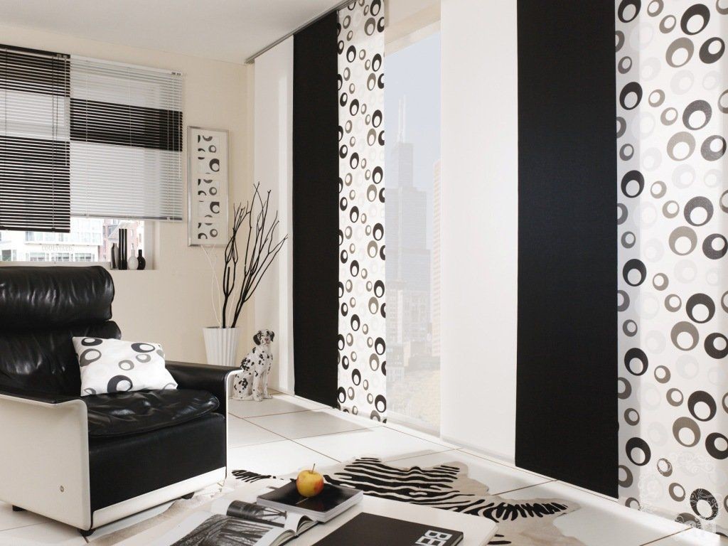 Черно-белые шторы японского типа в гостиной