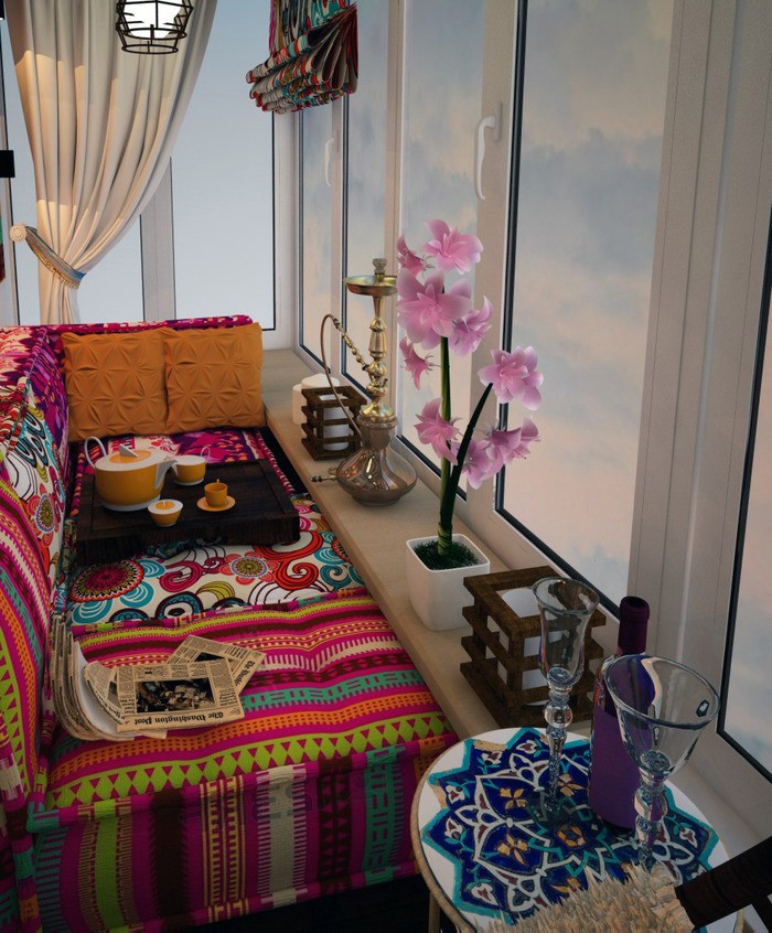 Яркий текстиль в интерьере балкона квартиры