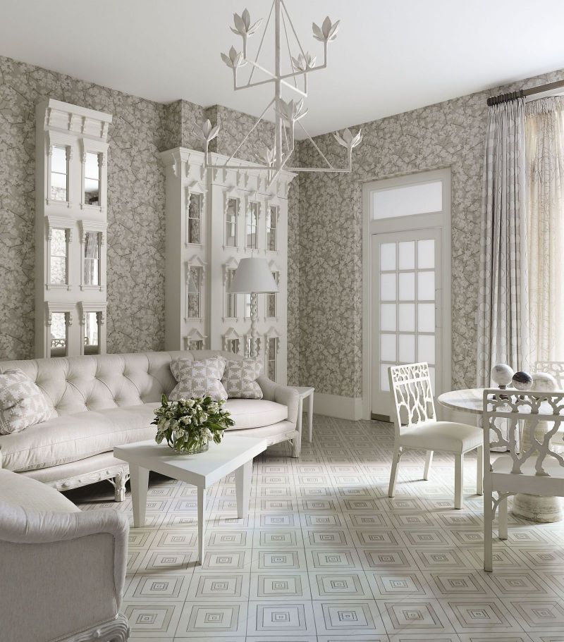 Интерьер классической гостиной в белом цвете