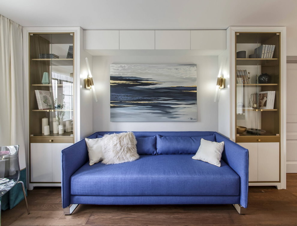Синий диван в гостиной однокомнатной квартиры