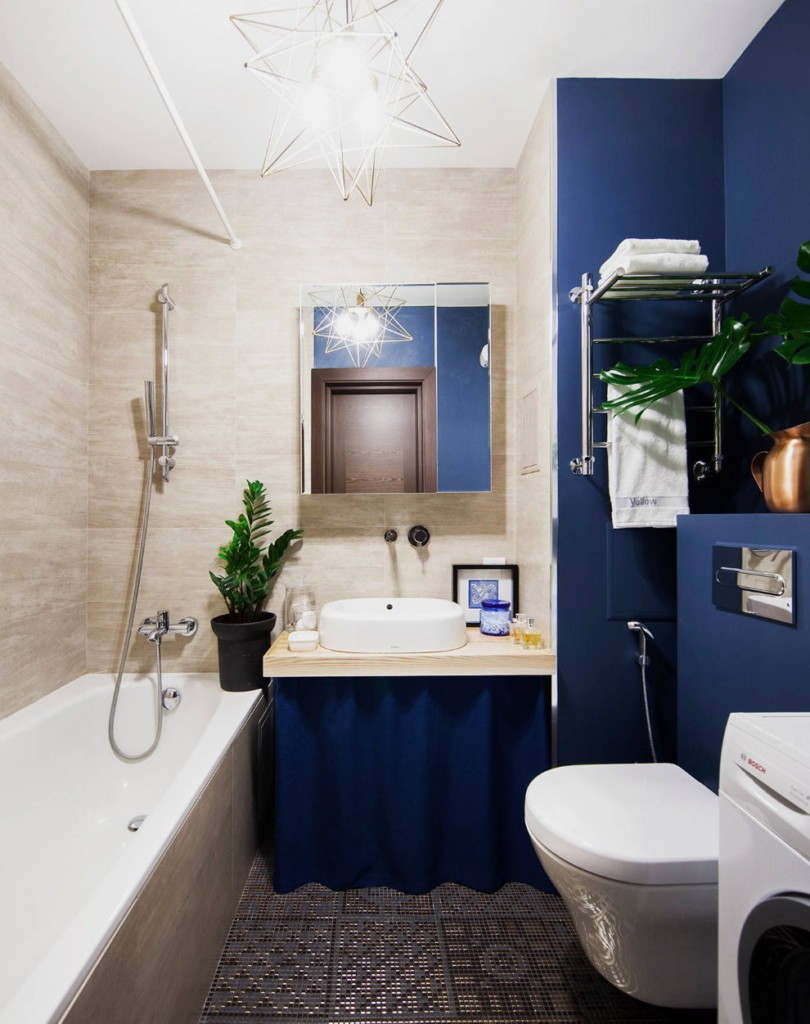 Синие стены в совмещенной ванной комнате