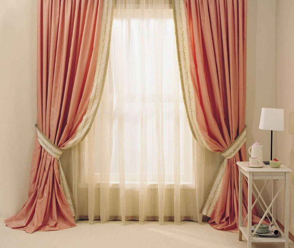Розово-бежевые шторы в современной гостиной
