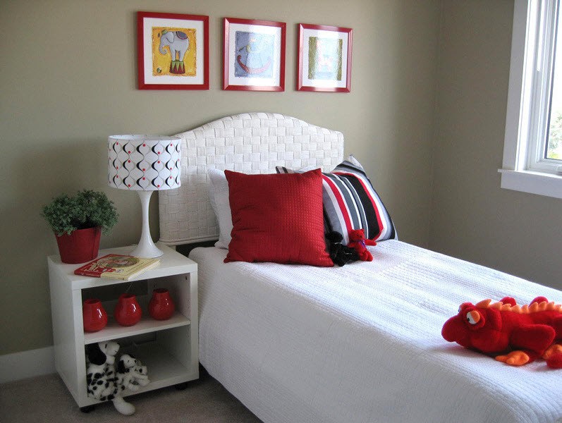 Красная подушка на белой кровати
