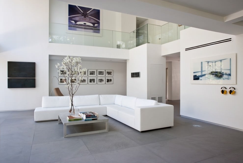 Большой белый диван в зале минималистического стиля