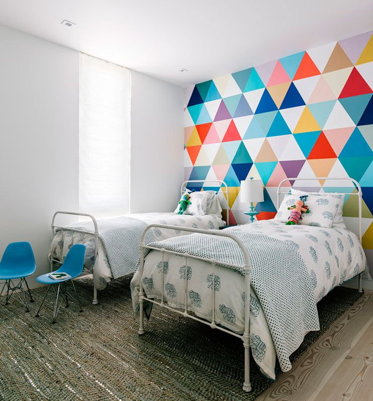 Геометрические узоры из латексной краски на стене спальни девочек