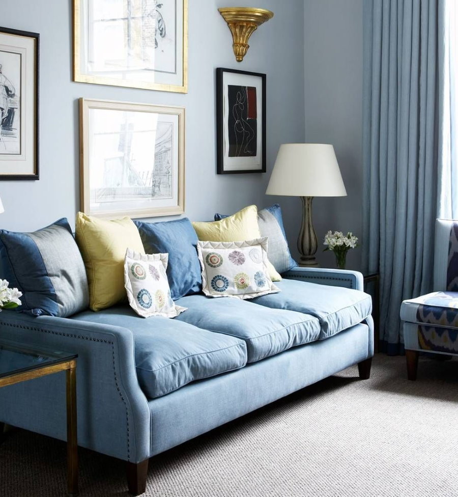 Голубой диван в гостиной небольшого размера