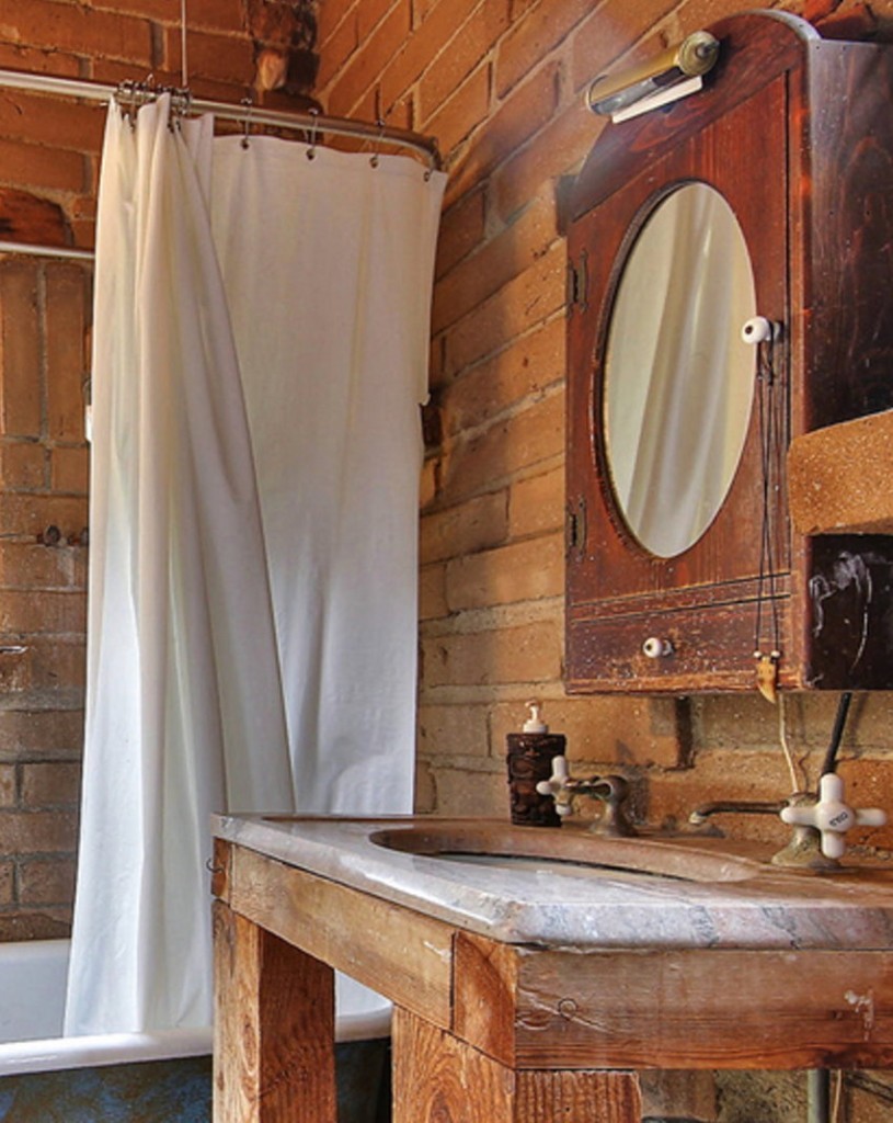 Подставка из деревянных брусков под раковиной в ванной