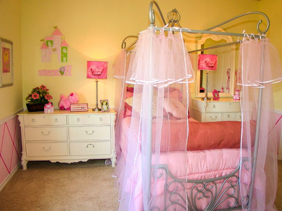 Розовый балдахин в комнате девочки