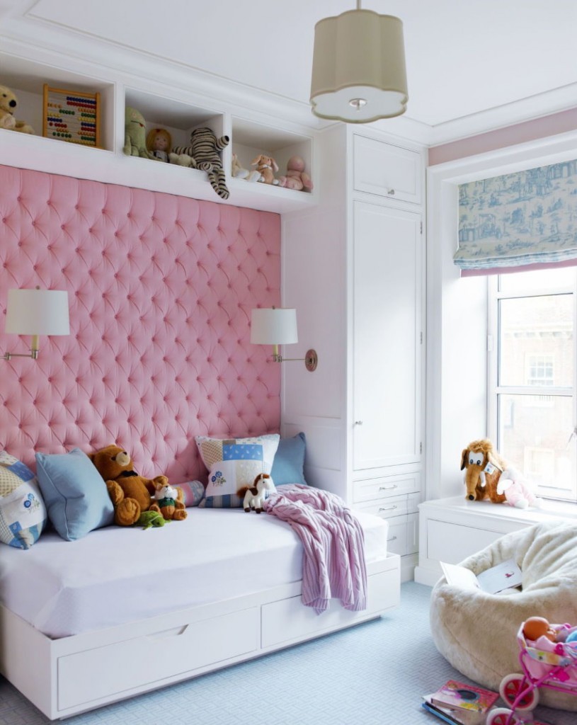 Розовая отделка стены над кроватью для девочки