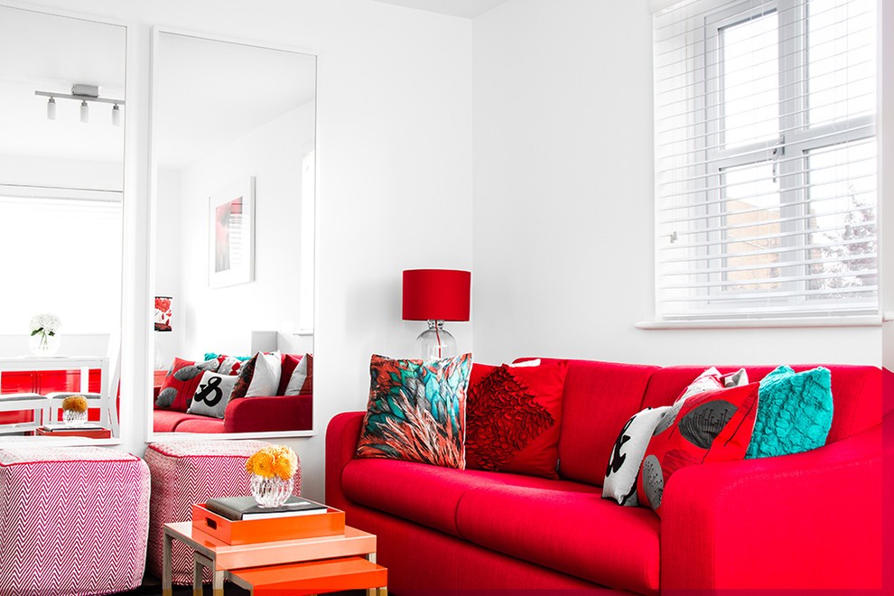 Красный диван в белой комнате