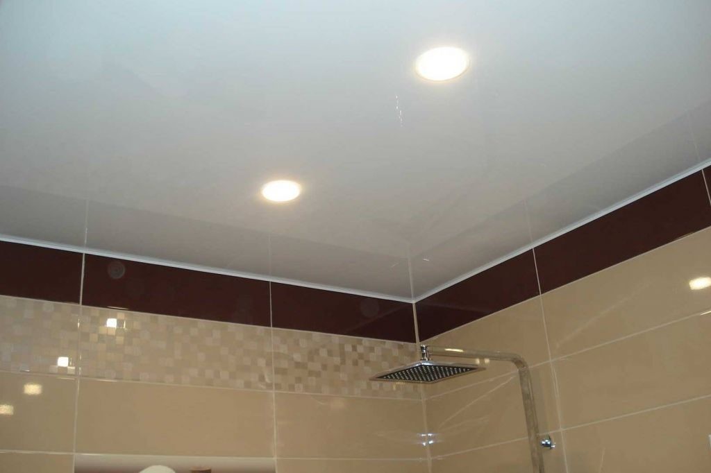 Встроенные светильники на потолке в ванной