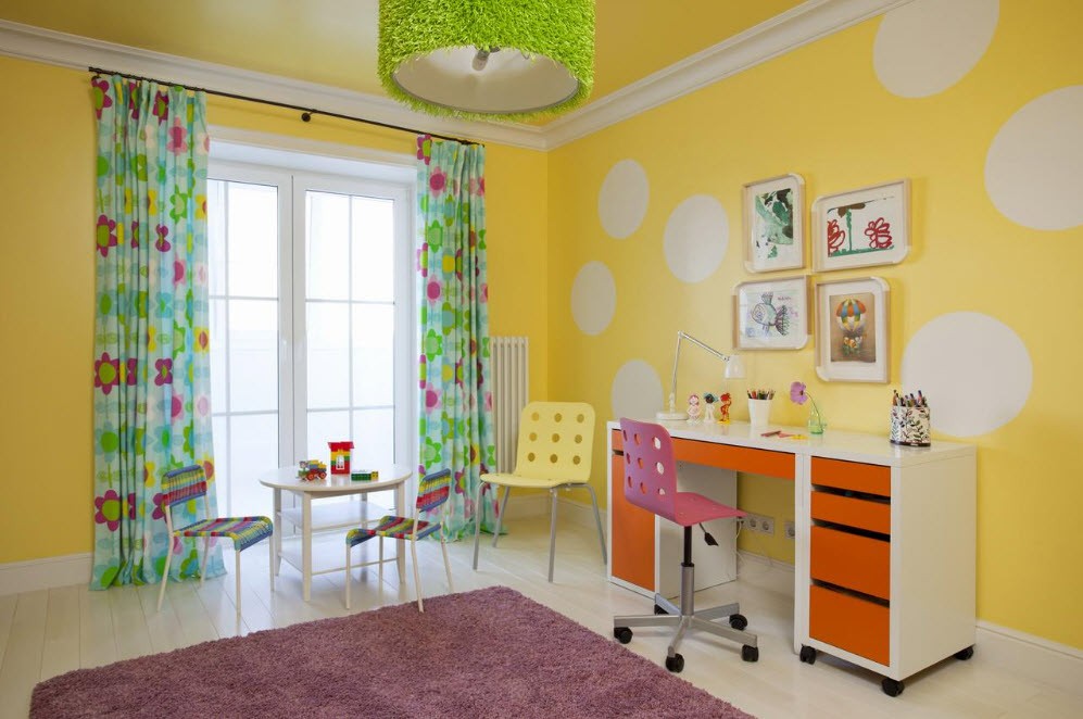 Белые круги на желтой стене детской комнаты