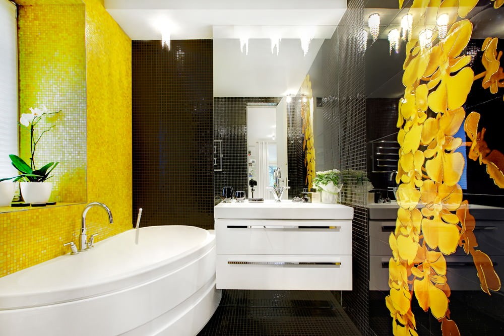 Желтая плитка в ванной комнате небольшой площади