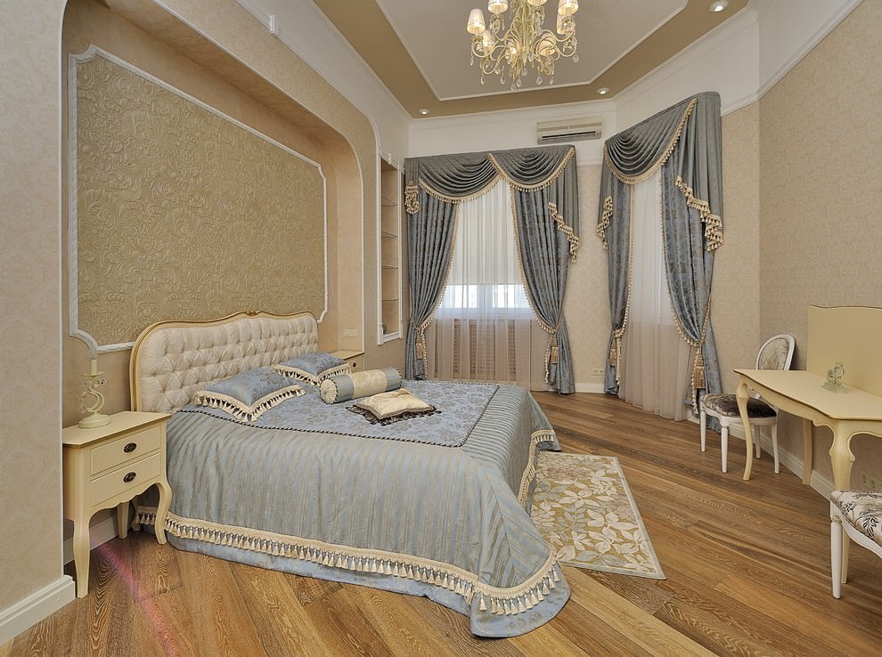 Декор окон шторами в спальне классического стиля