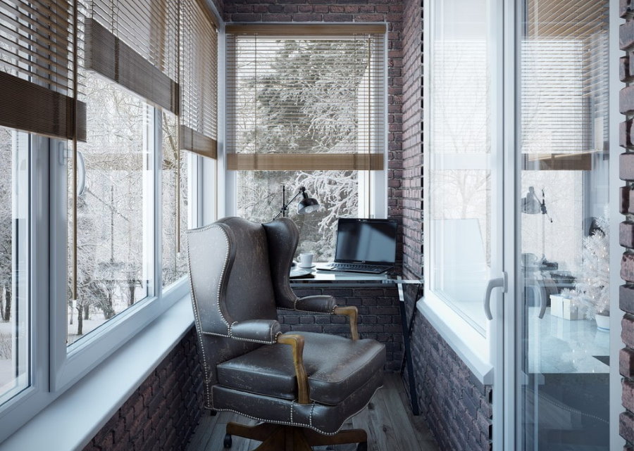 Кожаное офисное кресло на балконе в хрущевке