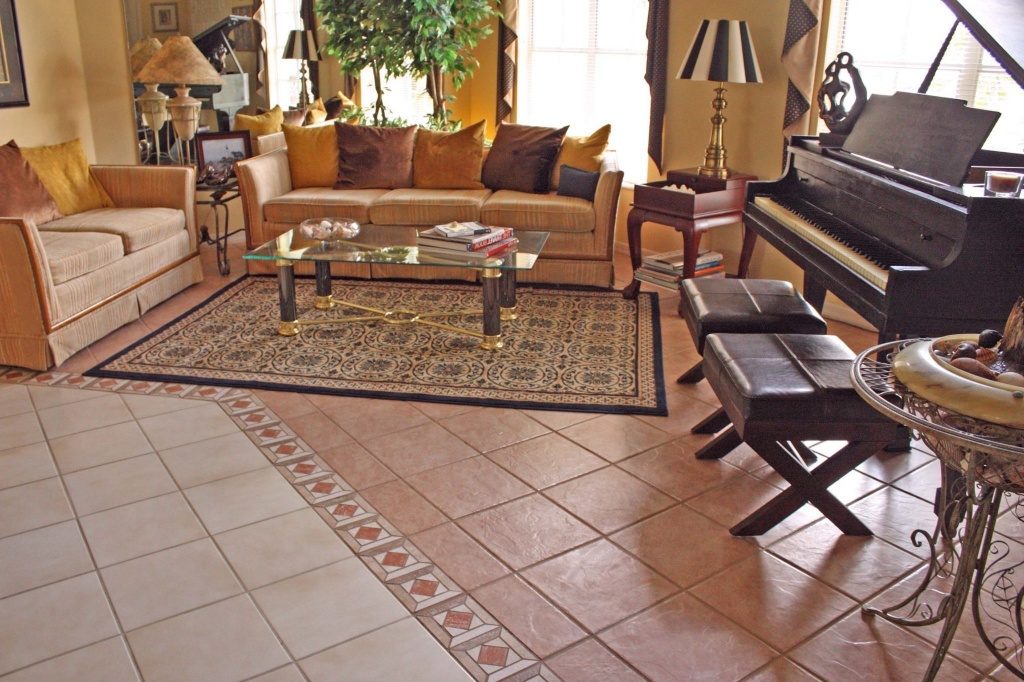 Комбинированная укладка плитки на полу гостиной