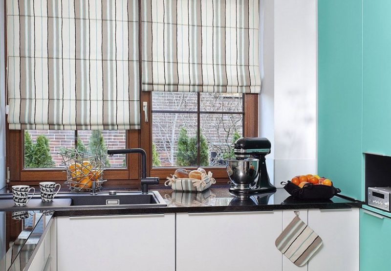 дизайн рулонными шторами окна кухни