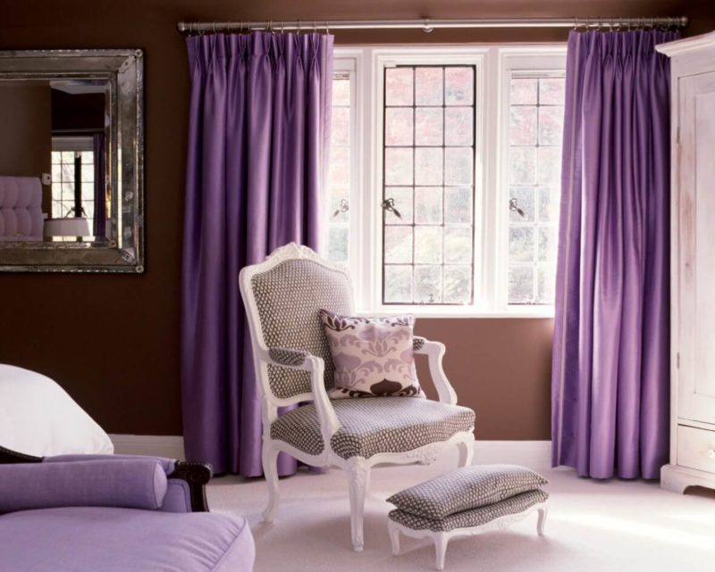 Как оформить помещение шторами фиолетового оттенка