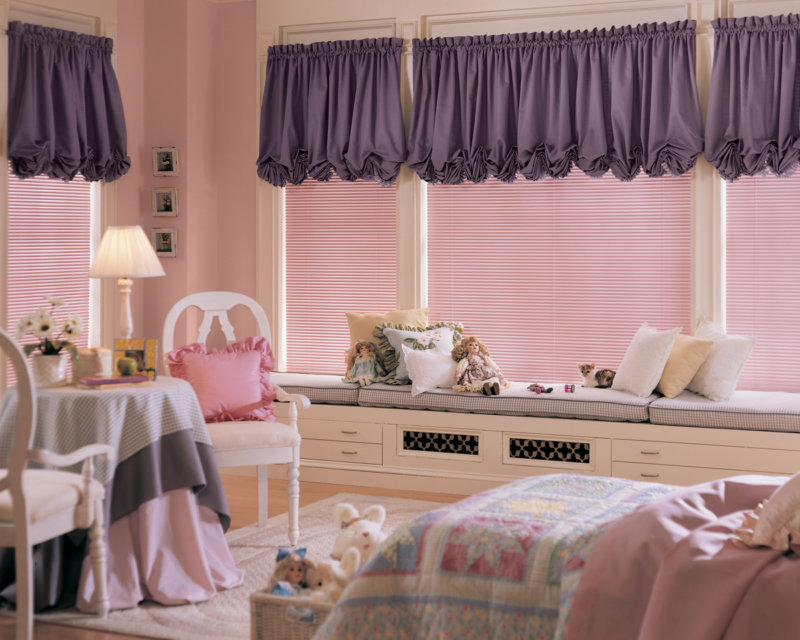 Фиолетовые шторы в дизайне детской комнаты