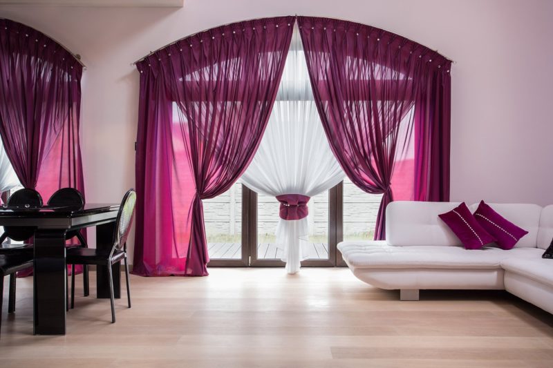 Фиолетовые шторы: украшение интерьера