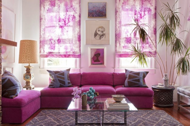 Дизайн интерьера короткими фиолетовыми шторами