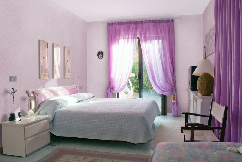 Оформление интерьера помещения фиолетовыми шторами в стиле минимализм