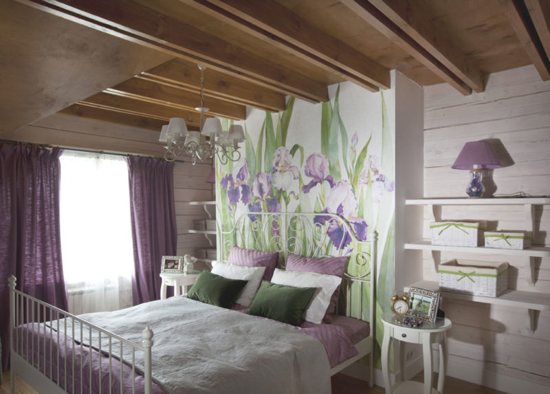 Дизайн помещения фиолетовыми шторами в стиле кантри