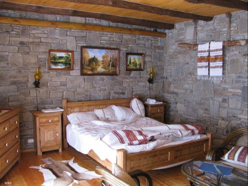 Спальня в стиле прованс с деревянной мебелью