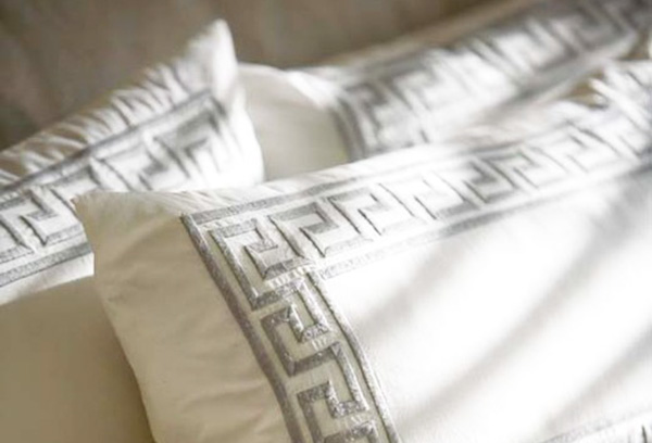 Греческий орнамент на декоративных подушках