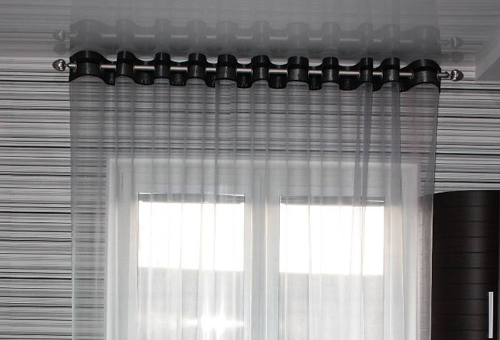 Легкая штора на люверсной ленте с металлическим карнизом в стиле хай-тек
