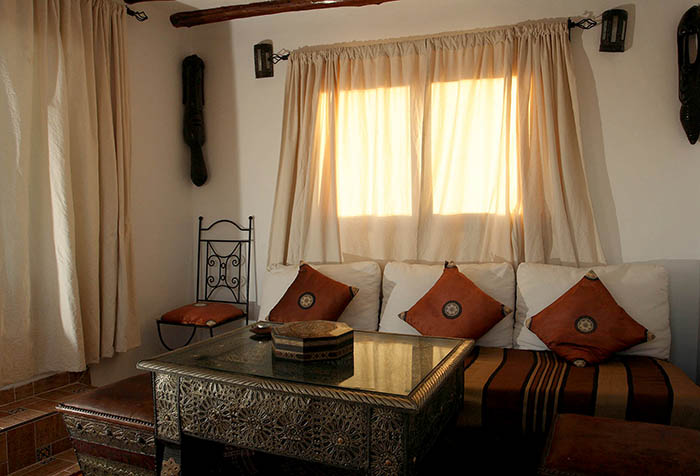 Короткие занавески в гостиной в этническом стиле