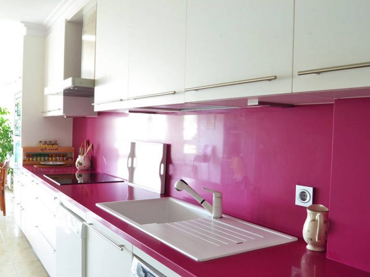 High-Tech kitchen - bright crimson splashback
