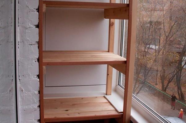 Если у вас небольшой балкон, тогда в нем можно установить компактный встроенный стеллаж 