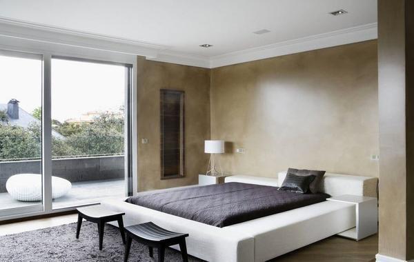 Обязательными элементами мебельного гарнитура в спальной комнате в стиле модерн являются практичная кровать и стильные прикроватные тумбочки