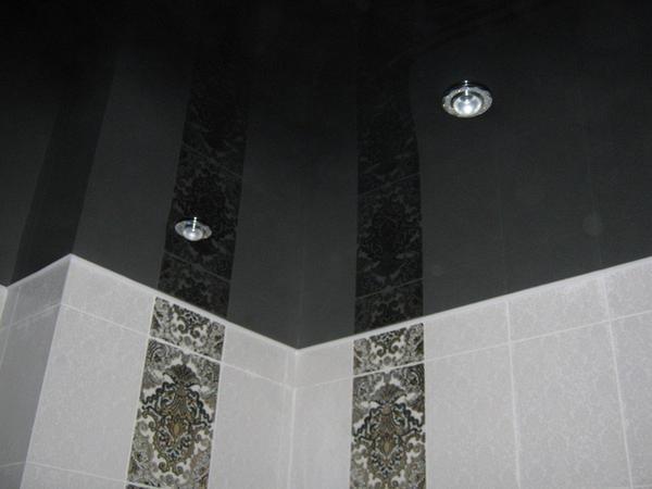 Глянцевый черный потолок в ванной комнате сочетается с плиткой любого цвета