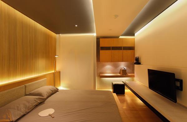 Закарнизная подсветка потолка светодиодной лентой гармонично дополнит основное освещение, создаст атмосферу умиротворения и уюта в спальне