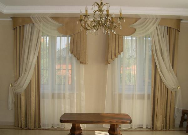 Бежевые шторы на 2 окна отлично подходят для гостиной, выполненной в классическом стиле 