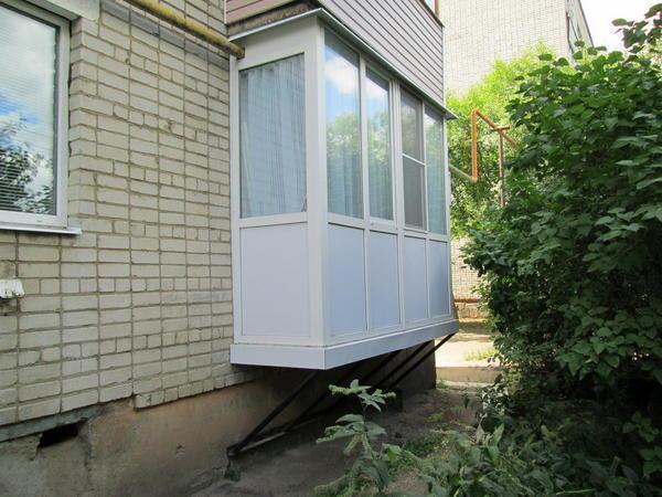 Собираясь пристроить балкон к своей квартире, обязательно получите разрешение от госорганов