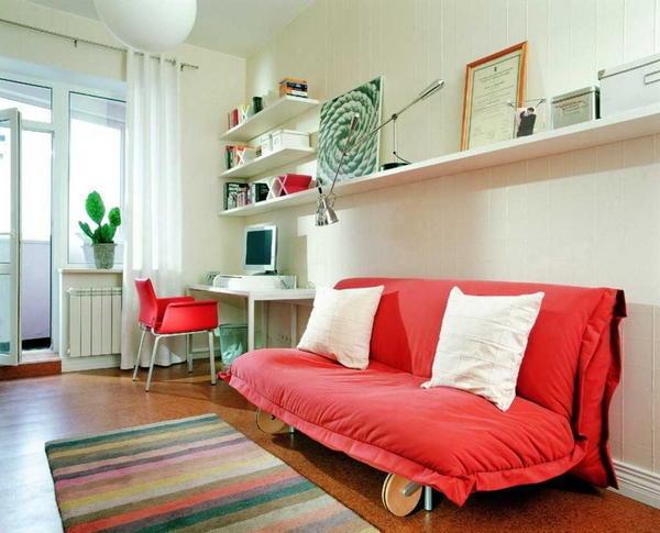 Добавить ярких красок гостевой комнате можно при помощи стильного красного дивана